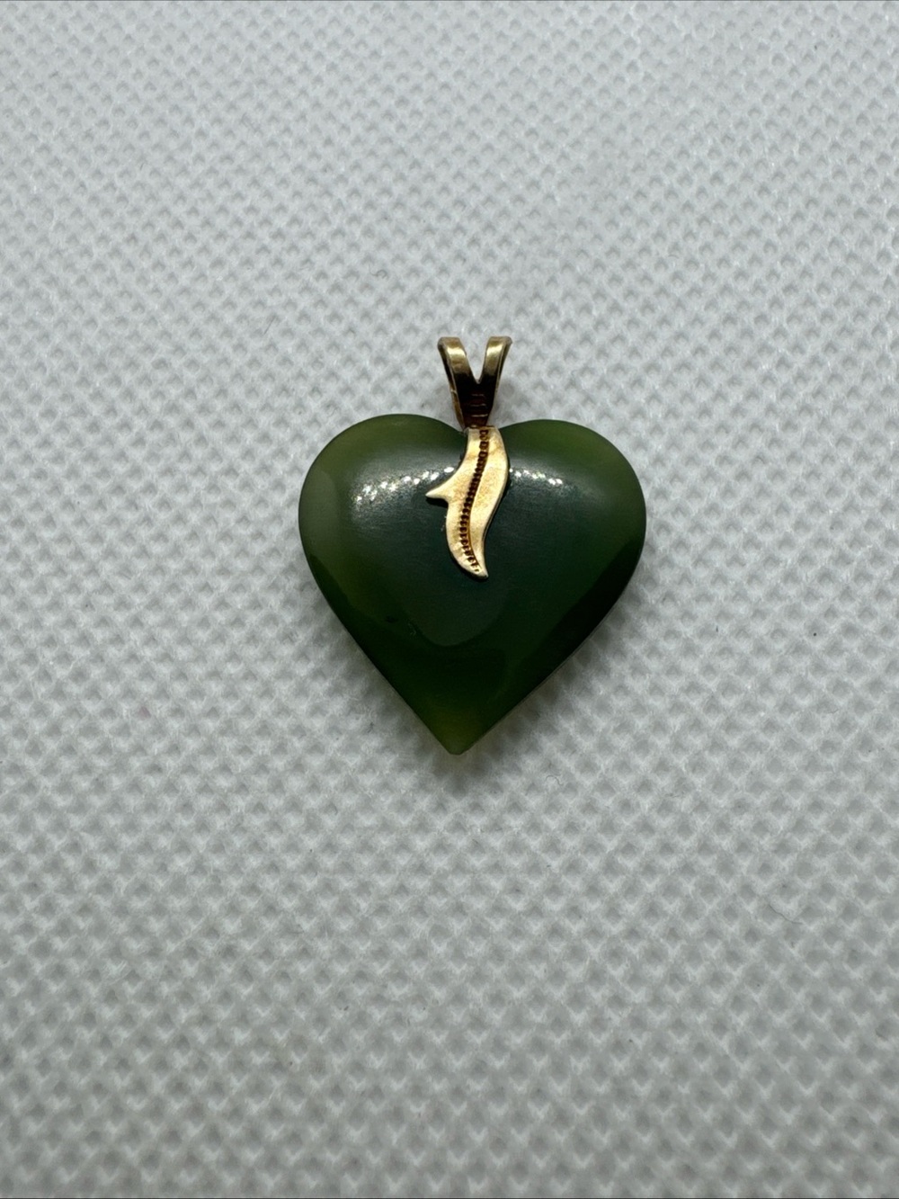 Beautiful 14k Yellow Gold Natural Green Jade Carved Heart Necklace Pendant